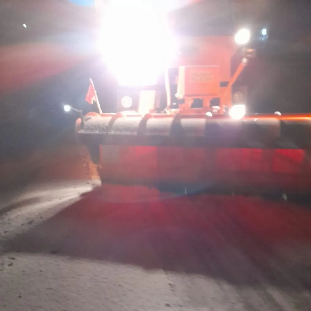 RAJDP: 16 autospeciale cu lamă și sărărițe au intervenit pe drumurile județene – foto 4
