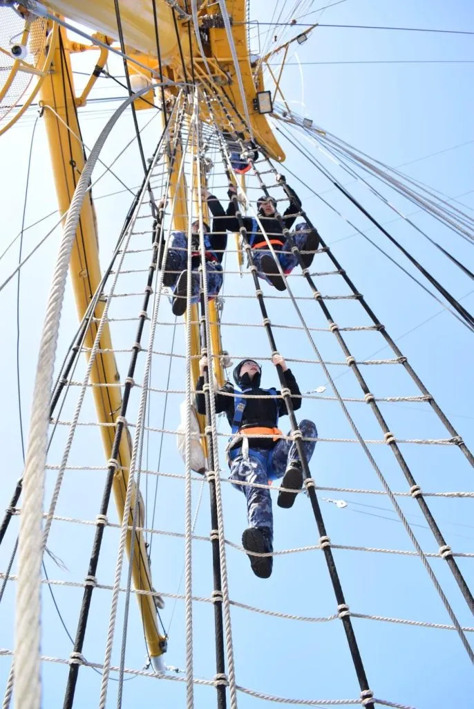 Elevii Școlii Militare de Maiștri a Forțelor Navale, activități de instrucție la bordul navei-școală ”Mircea” – foto 2
