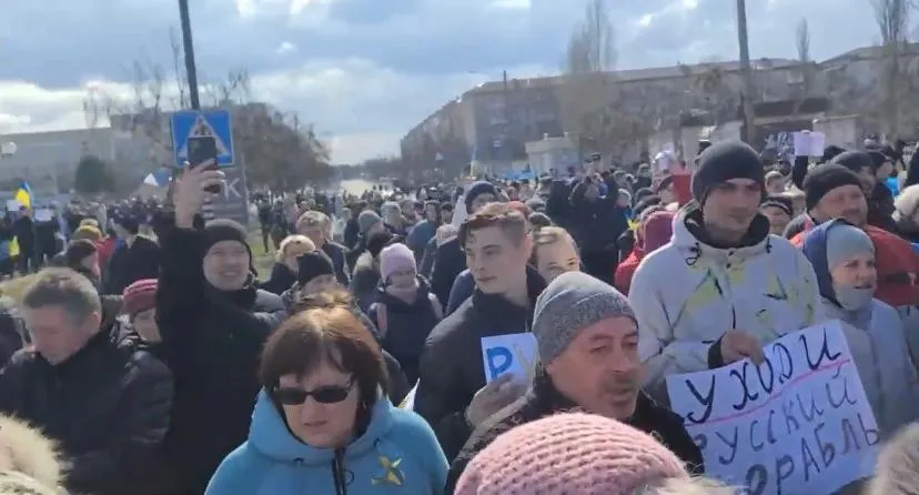 Ucraina: Proteste printre bombardamente în Herson – foto 4