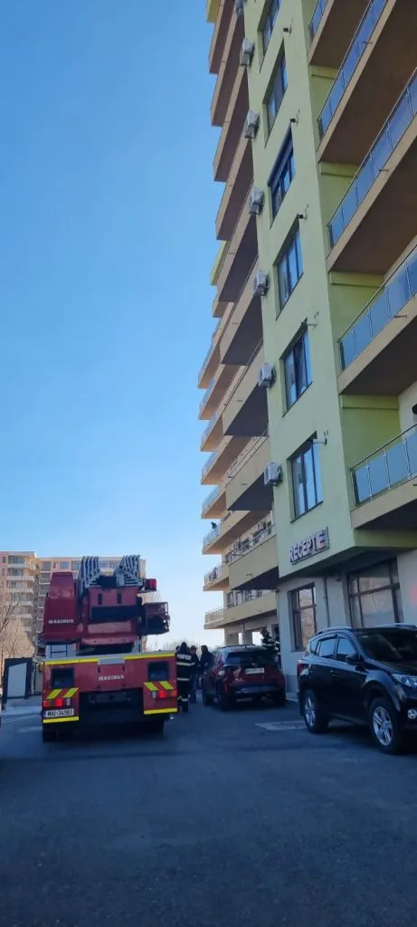 MAMAIA: 50 de persoane, evacuate dintr-un bloc din Summerland în urma unui incendiu – foto 2