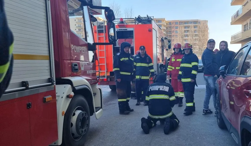 MAMAIA: 50 de persoane, evacuate dintr-un bloc din Summerland în urma unui incendiu – foto 4