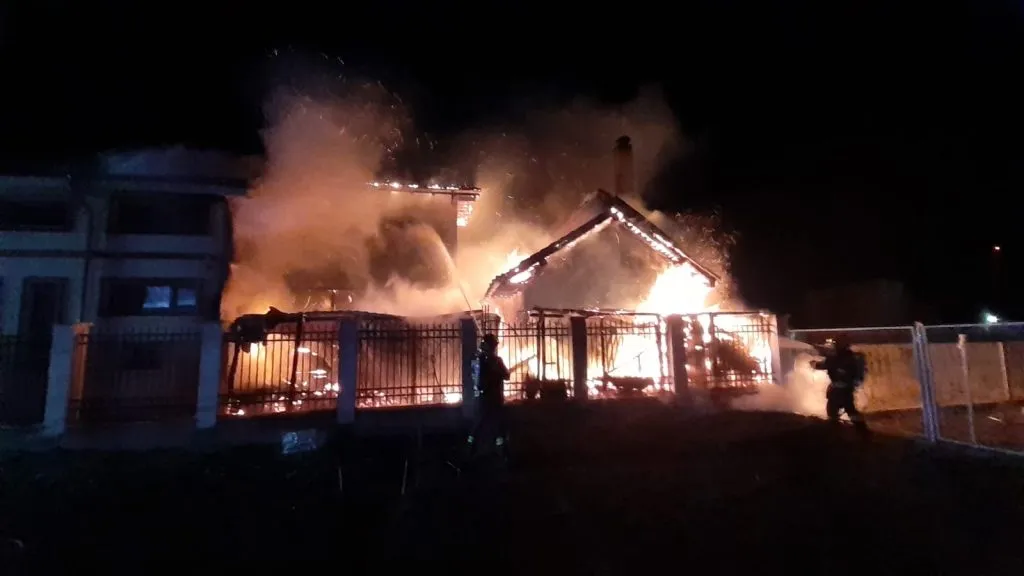 Incendiu violent în Techirghiol. O casă a ars din temelii – foto 2