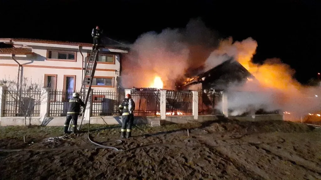 Incendiu violent în Techirghiol. O casă a ars din temelii – foto 3