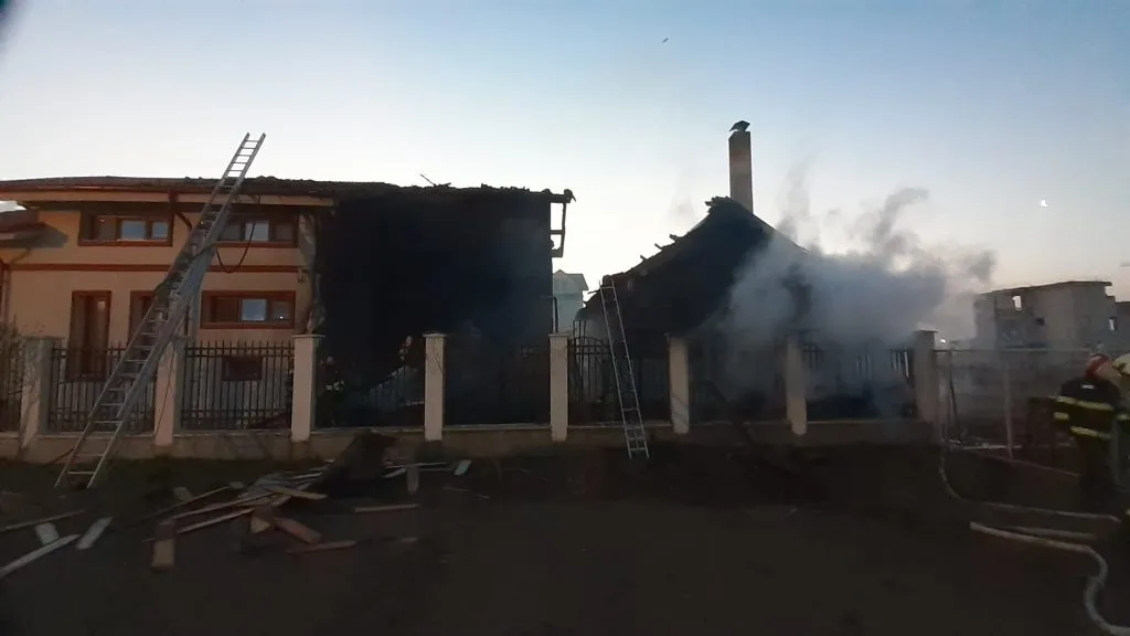 Incendiu violent în Techirghiol. O casă a ars din temelii – foto 6
