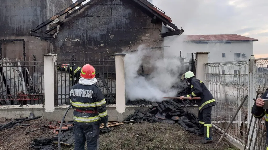 Incendiu violent în Techirghiol. O casă a ars din temelii – foto 5