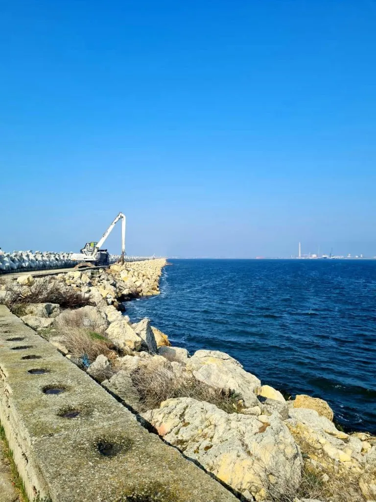 După mai bine de trei ani de la demarare, lucrările la digul de sud din portul Midia se apropie de finalizare – foto 2