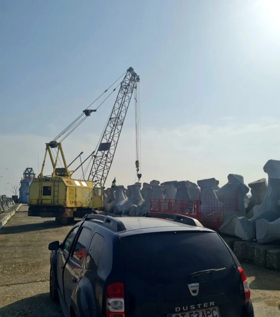 După mai bine de trei ani de la demarare, lucrările la digul de sud din portul Midia se apropie de finalizare – foto 3