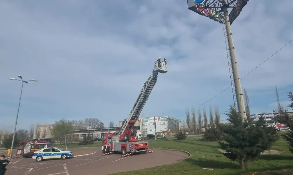 UPDATE – Constanța: O femeie amenință că se aruncă de la înălțime, în zona Jumbo – foto 4