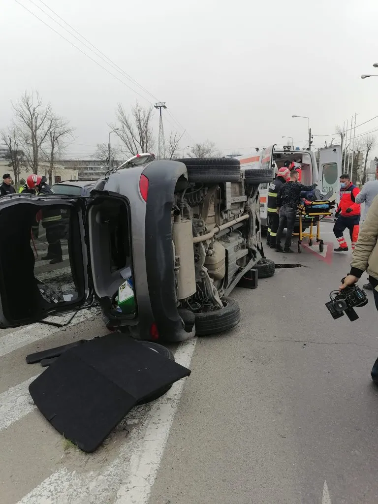Constanța: Mașină răsturnată în urma unui accident. O persoană a rămas încarcerată – foto 2