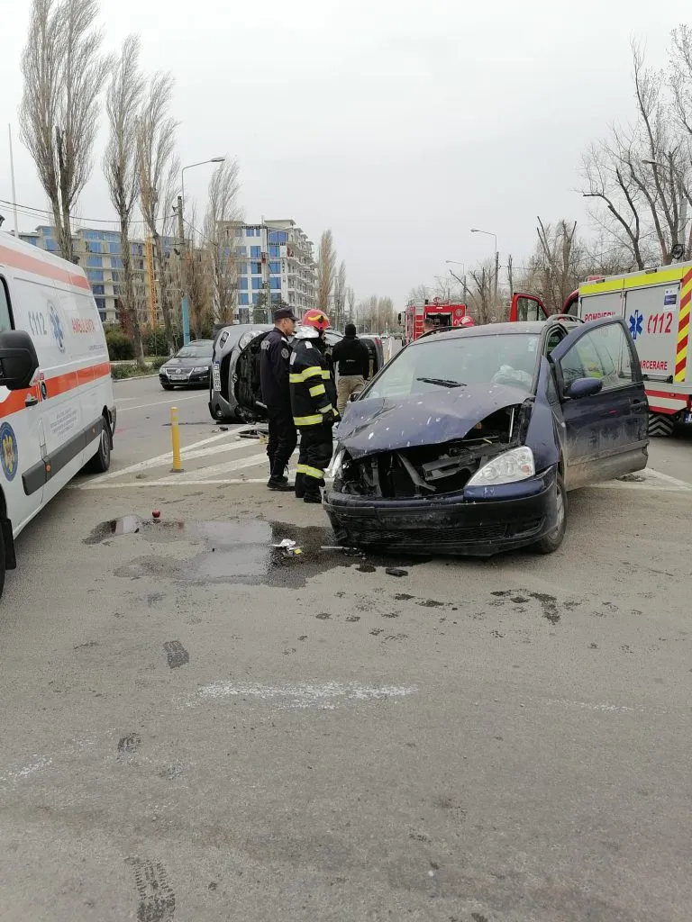 Constanța: Mașină răsturnată în urma unui accident. O persoană a rămas încarcerată – foto 3