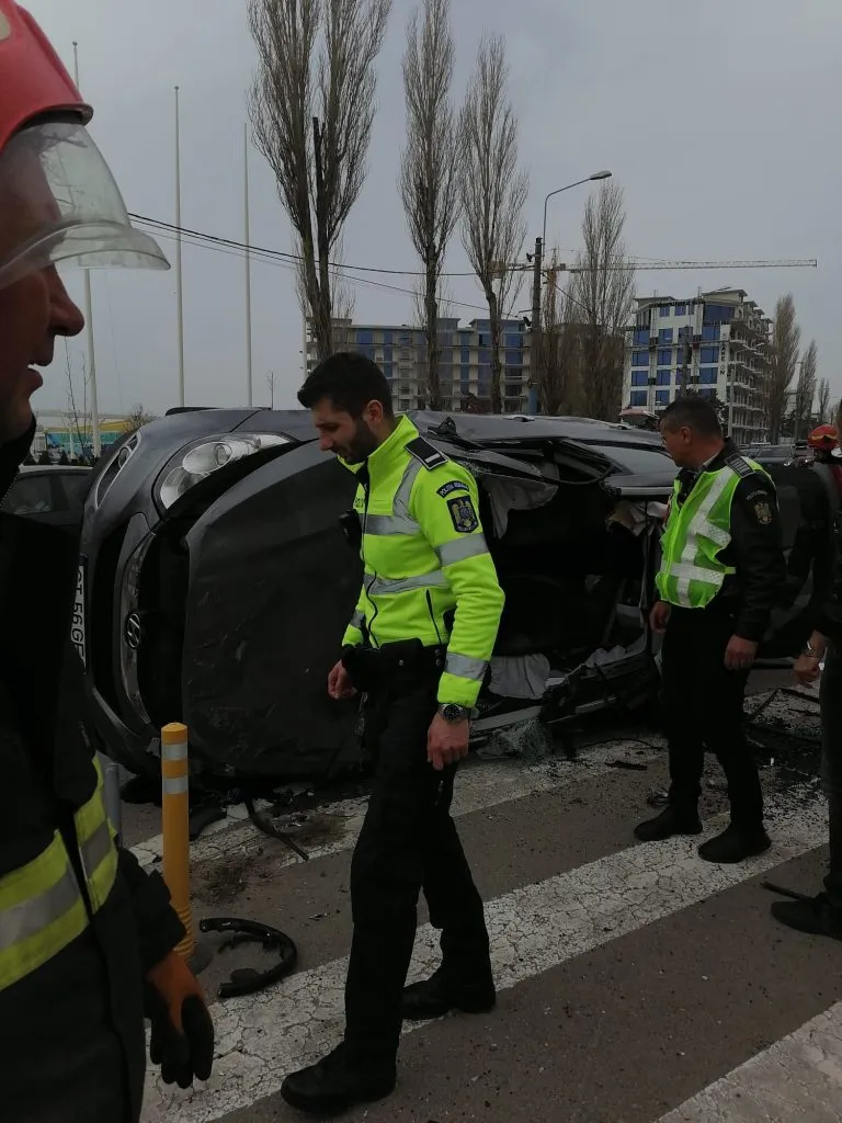 Constanța: Mașină răsturnată în urma unui accident. O persoană a rămas încarcerată – foto 4