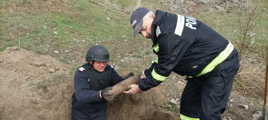 Tulcea: Proiectile istorice din al Doilea Război Mondial, distruse de pirotehnicieni – foto 2