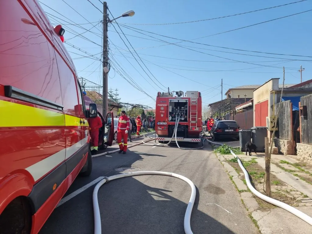 CONSTANȚA: O casă a luat foc în cartierul KM 5 – foto 3