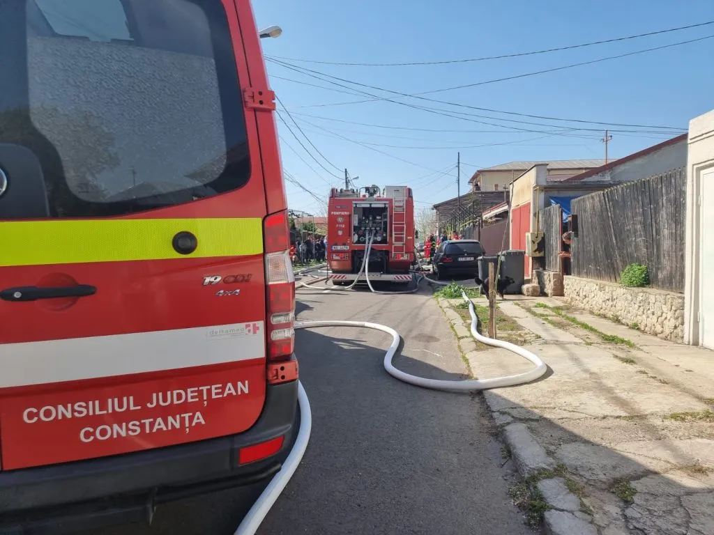 CONSTANȚA: O casă a luat foc în cartierul KM 5 – foto 6