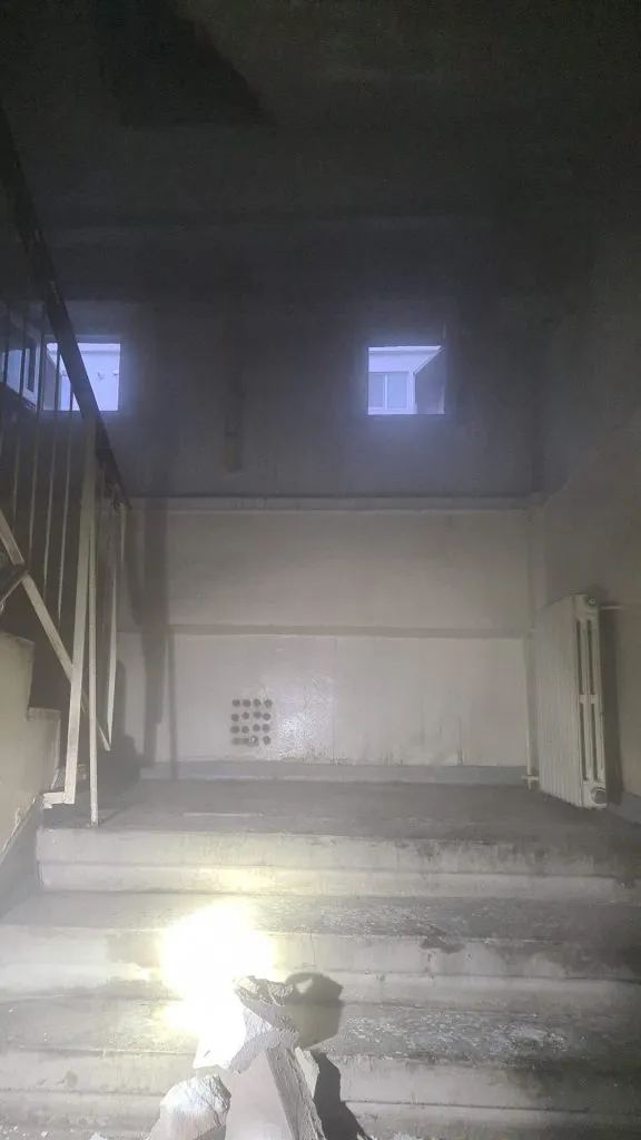 Pompierii, în alertă! Incendiu într-o scară de bloc din Constanța – foto 3