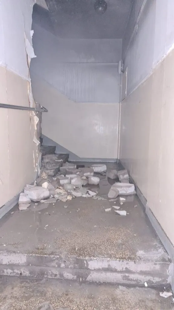 Pompierii, în alertă! Incendiu într-o scară de bloc din Constanța – foto 4