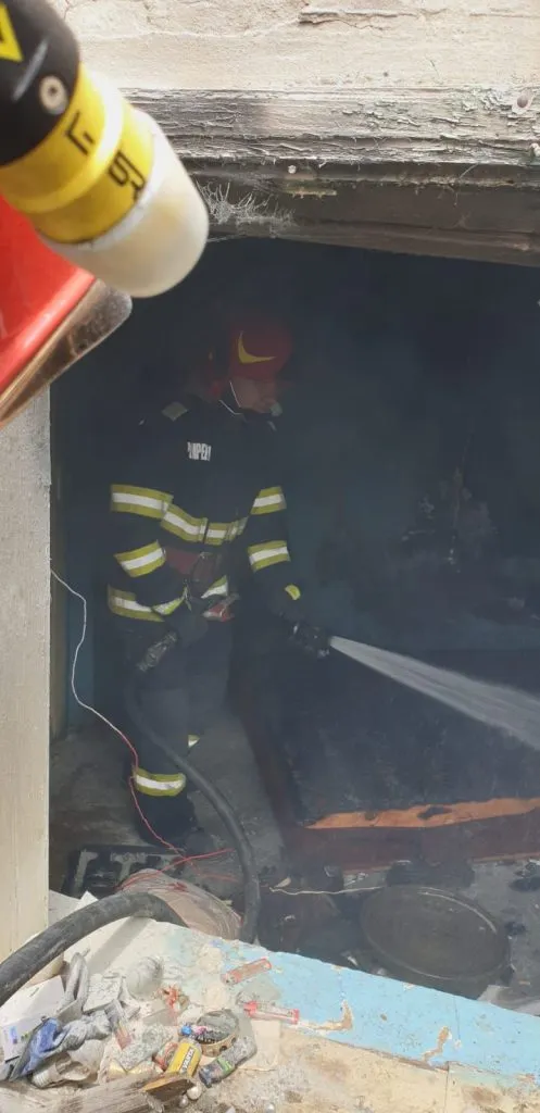 O casă a luat foc în județul Tulcea – foto 3
