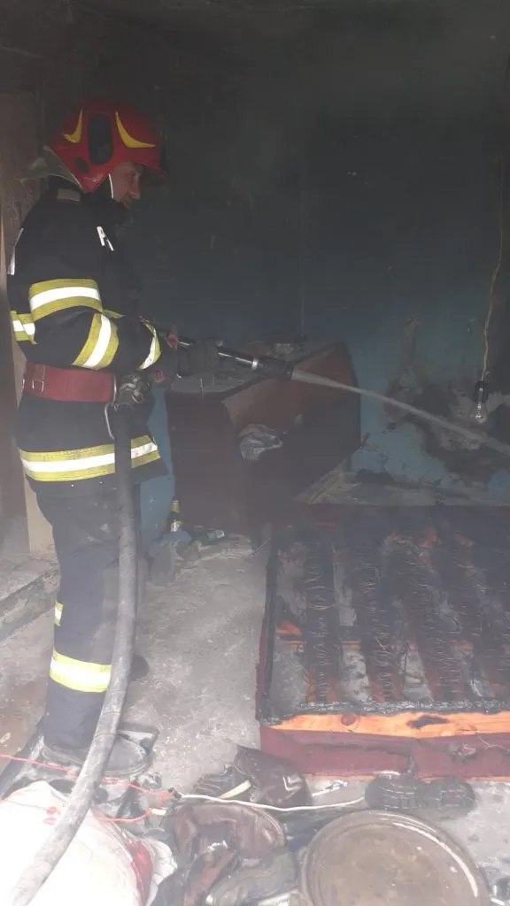 O casă a luat foc în județul Tulcea – foto 4
