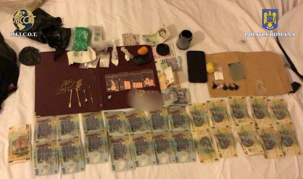 O persoană a fost reținută de polițiști în urma perchezițiilor din Mamaia – foto 2