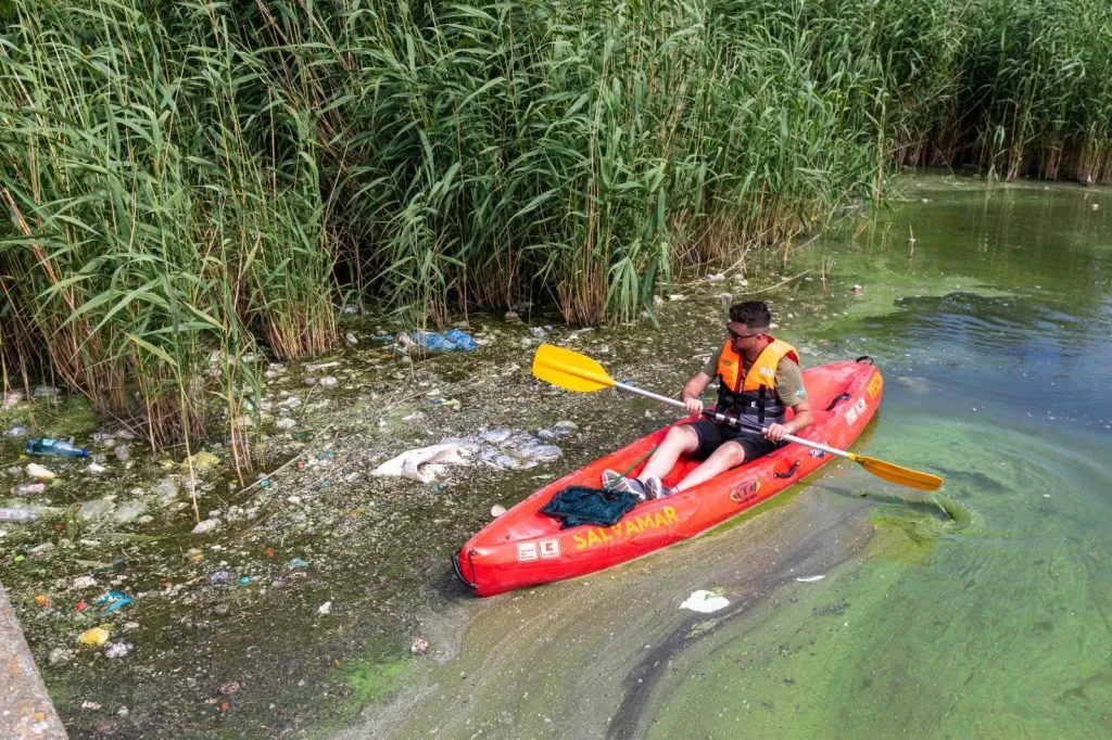 „Tomberonul” din Lacul Tăbăcăriei: de la banalele ambalaje la cărucioare de cumpărături și trotinete – foto 7