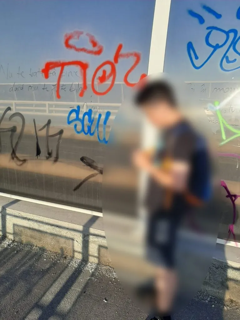 Amendă -„cadou” de 1 iunie: Un băiat a fost prins în timp ce desena graffiti pe Podul de la Butelii – foto 3