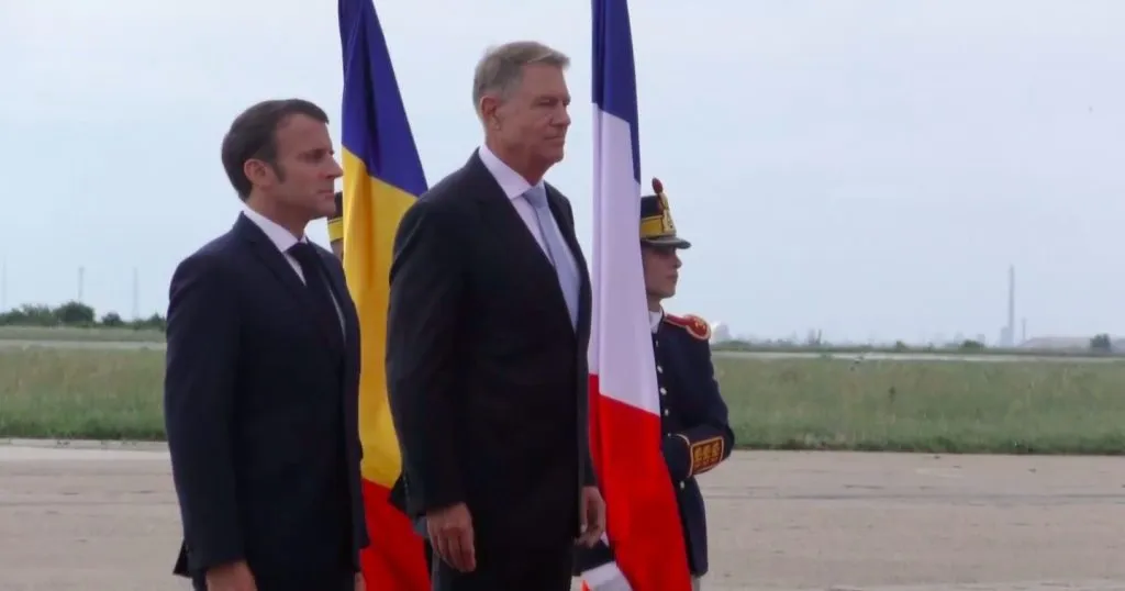 UPDATE: Emmanuel Macron, primit de Klaus Iohannis la Baza militară de la Mihail Kogălniceanu – foto 3