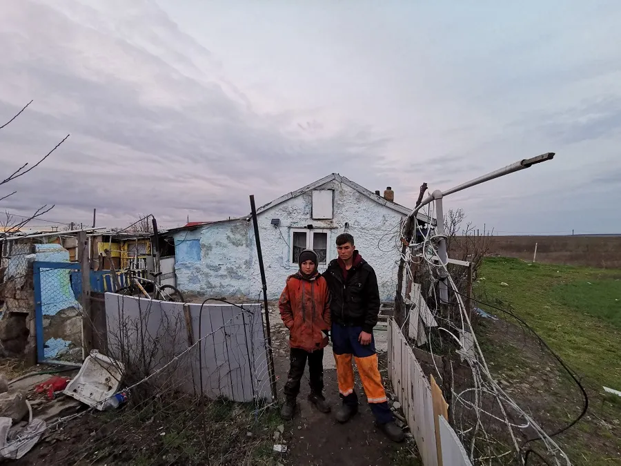 Tatăl le-a murit, mama i-a părăsit. Paralizați de durere, nu mai vorbesc! – foto 2
