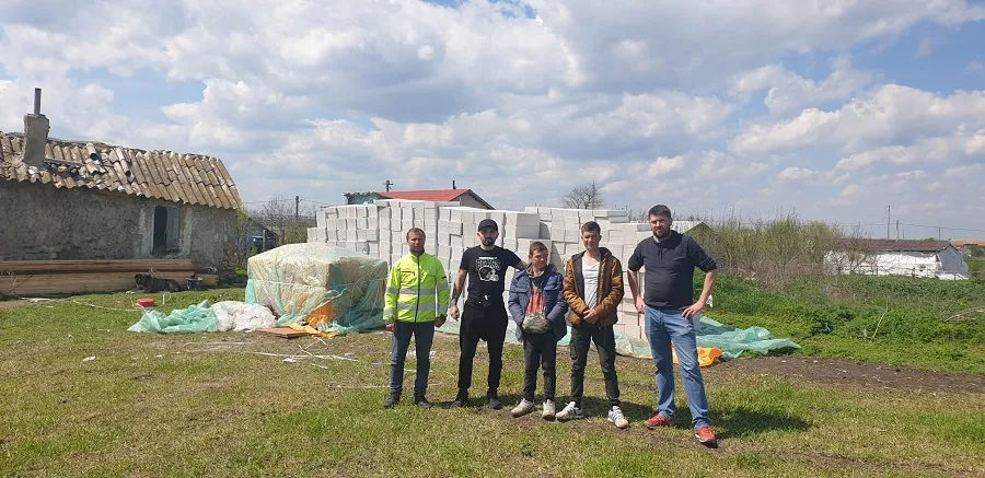 Tatăl le-a murit, mama i-a părăsit. Paralizați de durere, nu mai vorbesc! – foto 8