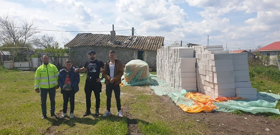 Tatăl le-a murit, mama i-a părăsit. Paralizați de durere, nu mai vorbesc! – foto 9