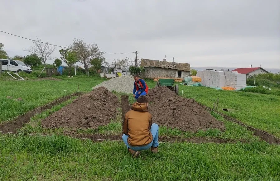 Tatăl le-a murit, mama i-a părăsit. Paralizați de durere, nu mai vorbesc! – foto 13