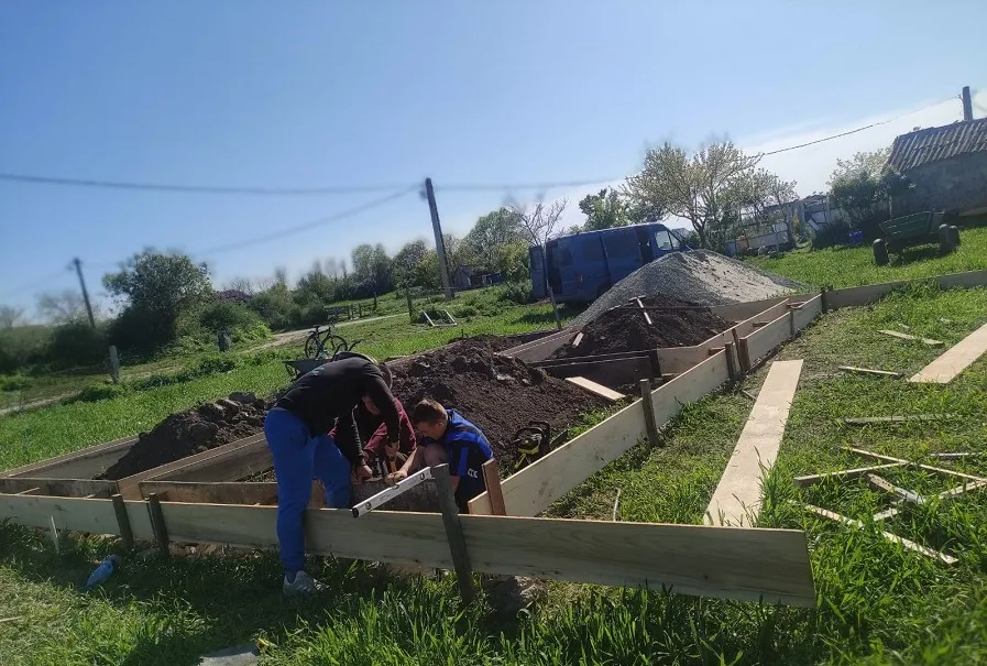 Tatăl le-a murit, mama i-a părăsit. Paralizați de durere, nu mai vorbesc! – foto 14
