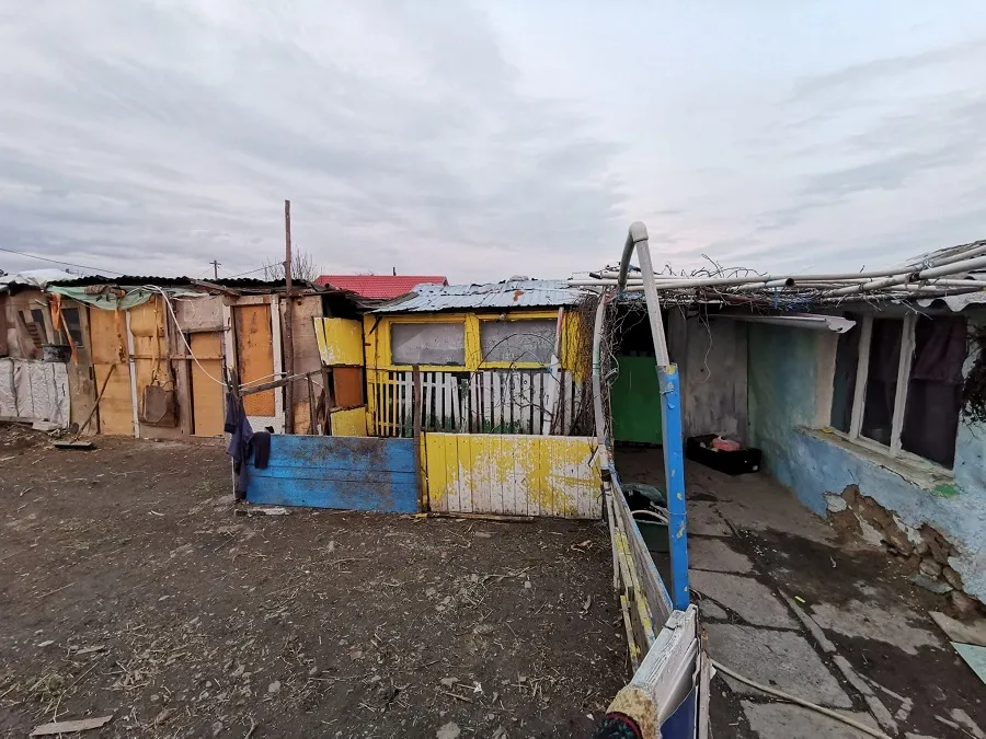 Tatăl le-a murit, mama i-a părăsit. Paralizați de durere, nu mai vorbesc! – foto 6