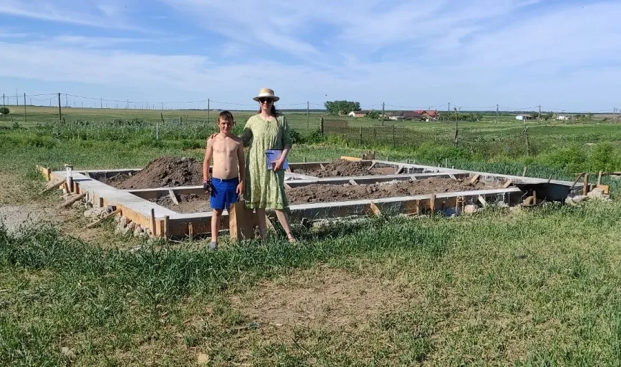 Tatăl le-a murit, mama i-a părăsit. Paralizați de durere, nu mai vorbesc! – foto 4