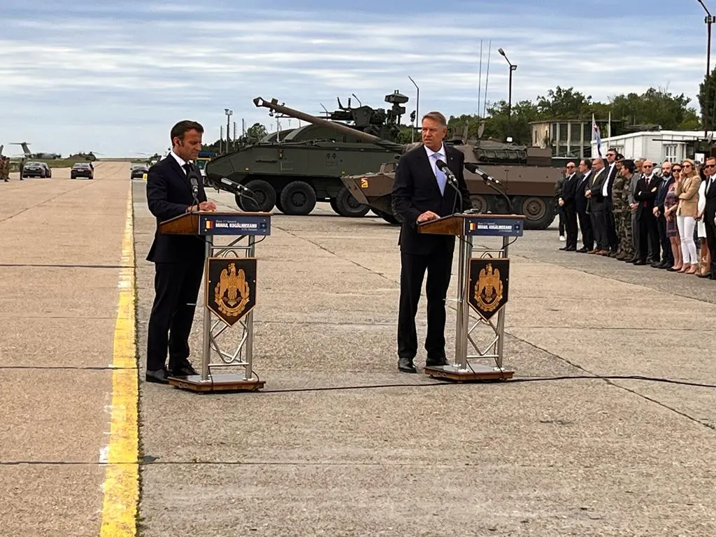 UPDATE: Emmanuel Macron, primit de Klaus Iohannis la Baza militară de la Mihail Kogălniceanu – foto 6