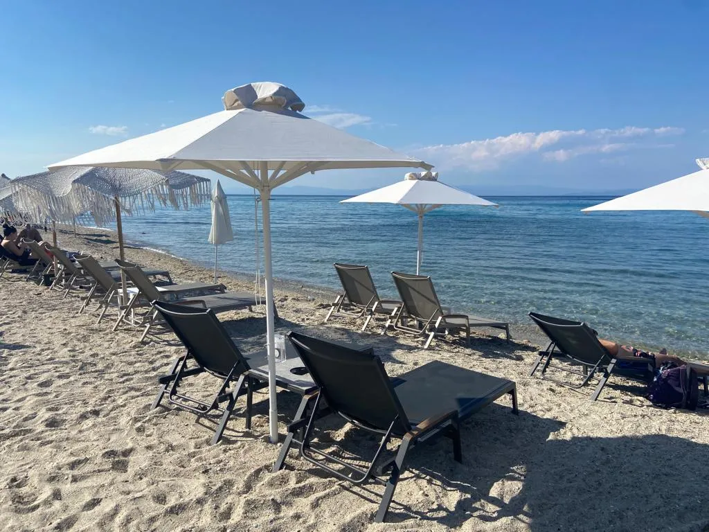 De ce se simte furat românul pe plajele de la noi și răsfățat la greci  – foto 4