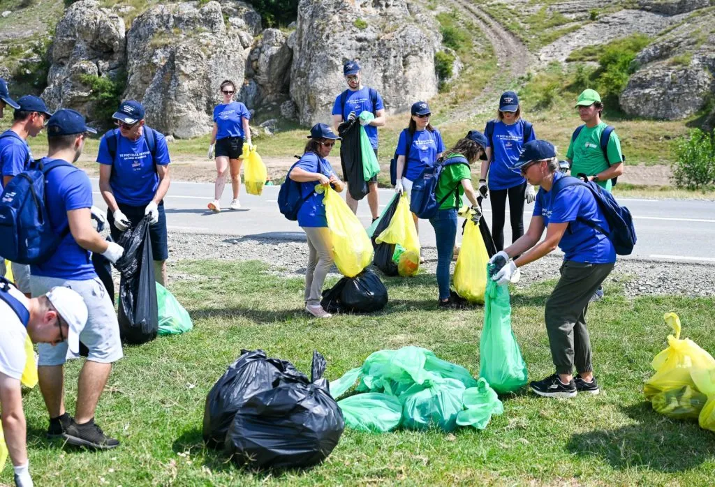 Angajații unei cunoscute fabrici de bere și voluntari ai Let’s Do It Romania au făcut curățenie în zona Cheile Dobrogei – foto 3