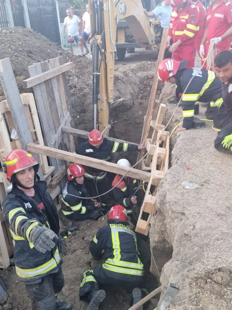 UPDATE: Doi muncitori, prinși sub un mal de pământ. Una dintre victime a decedat – foto 2