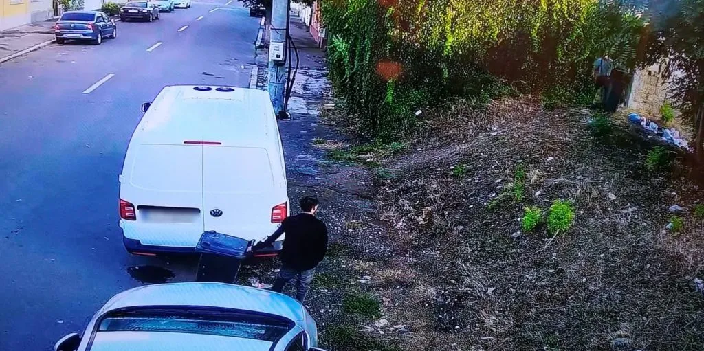 Surprinși în timp ce aruncau gunoaie pe domeniul public, în Constanța – foto 2