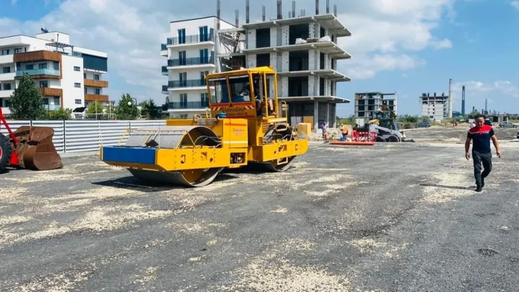 Lucrări de îngrijire a spațiilor verzi în parcurile din Năvodari – foto 7