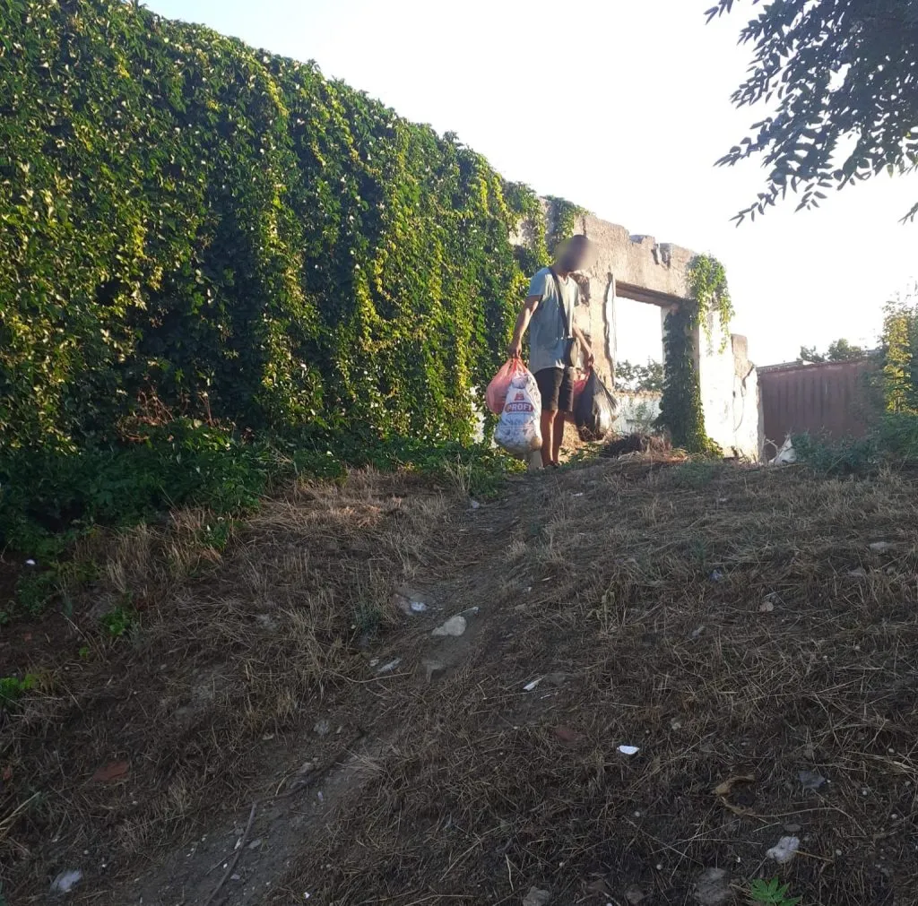 Surprinși în timp ce aruncau gunoaie pe domeniul public, în Constanța – foto 3