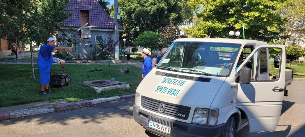 Lucrări de îngrijire a spațiilor verzi în parcurile din Năvodari – foto 4