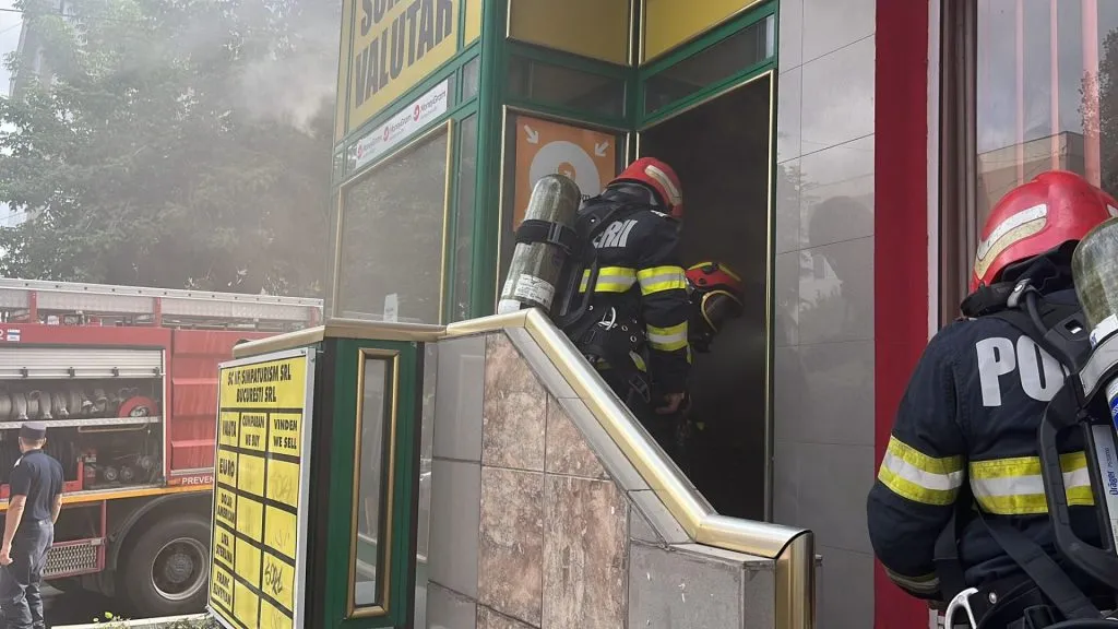 Tulcea: Incendiu la o casă de schimb valutar (VIDEO/FOTO) – foto 4