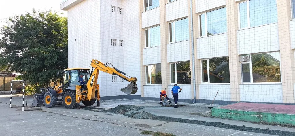 Se reamenajează spațiile exterioare pentru două școli din municipiul Constanța – foto 2