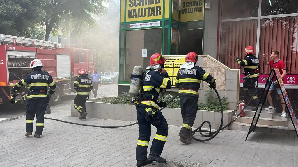 Tulcea: Incendiu la o casă de schimb valutar (VIDEO/FOTO) – foto 2