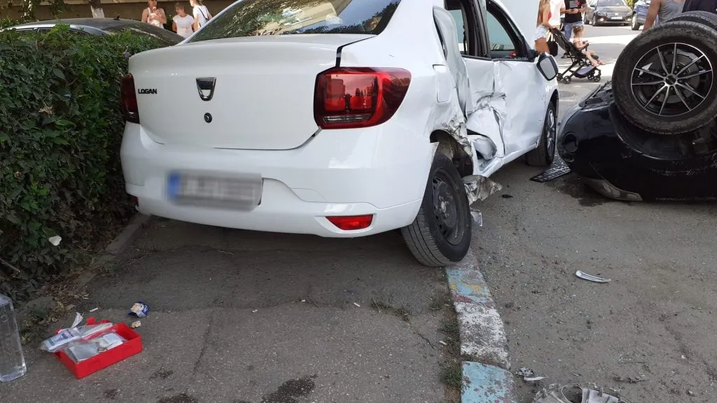 Accident rutier în Năvodari. O mașină s-a răsturnat – foto 2