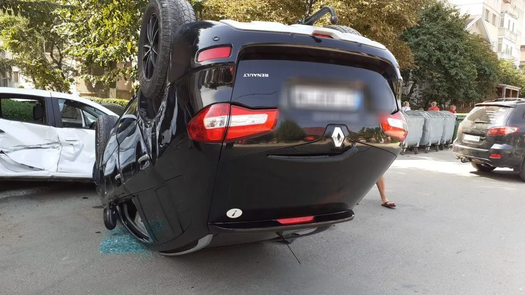 Accident rutier în Năvodari. O mașină s-a răsturnat – foto 3