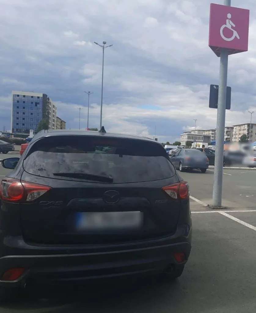 Zilnic amenzi pentru parcarea pe locurile destinate persoanelor cu handicap – foto 3