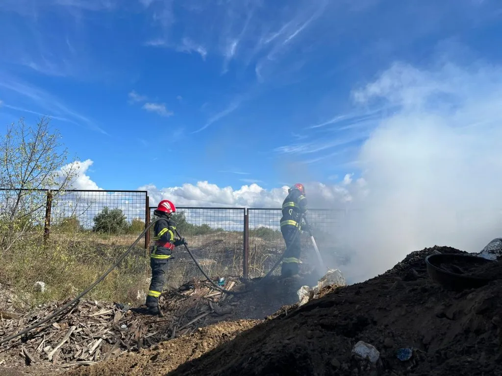 UPDATE: Incendiu de vegetație uscată extins la o remorcă de TIR (VIDEO/FOTO) – foto 4