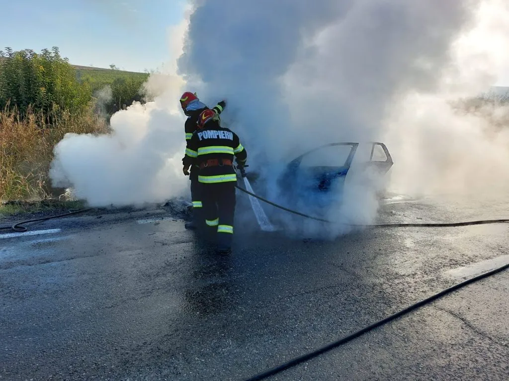 O mașină în care se aflau 5 persoane a luat foc în județul Tulcea – foto 2