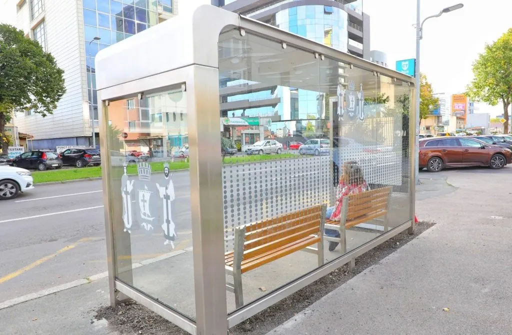 Continuă montarea noilor refugii în stațiile de autobuz – foto 2